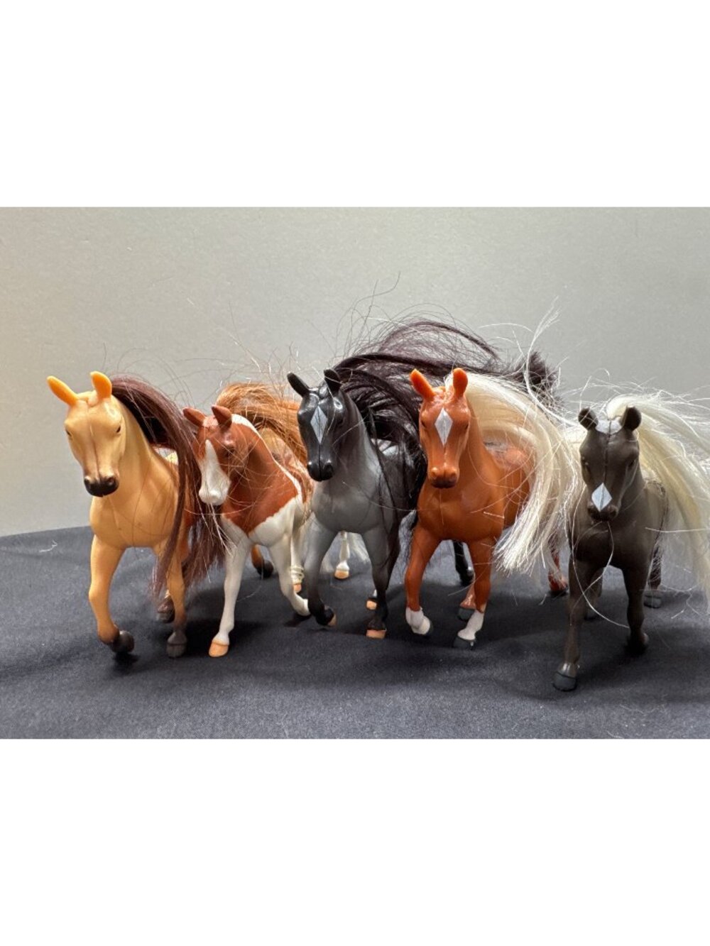 Vintage Plastic Toy 5 Horses With White Mane & Tail 5" Brown Black  Figurine Col